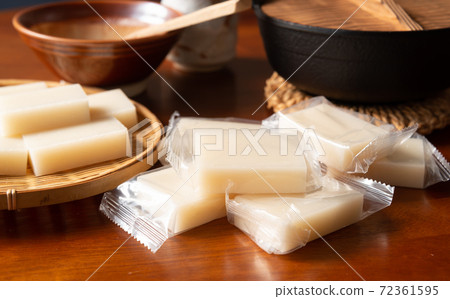 Kakumochi配上竹漏勺,chabudai上的方形麻square,東部Kakumochi,一個內袋和一個切年糕 Kakumochi配上竹漏勺,chabudai上的方形麻square,東部Kakumochi,一個內袋和一個切年糕 72361595