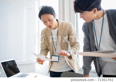 在會議室裡集思廣益的年輕商人 在會議室裡集思廣益的年輕商人 72361761