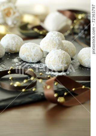 snowball cookie 72363797