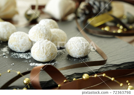snowball cookie 72363798