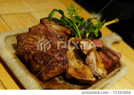 豐盛的肉類菜餚 72363808