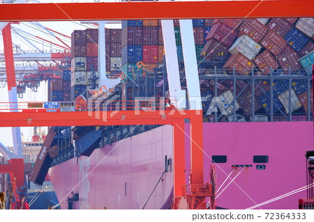 A large cargo ship that caused a cargo collapse due to stormy weather during the voyage and called at Kobe Port 72364333