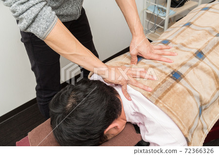 接受按摩的男性(操作,骨盆矯正) 接受按摩的男性(操作,骨盆矯正) 72366326