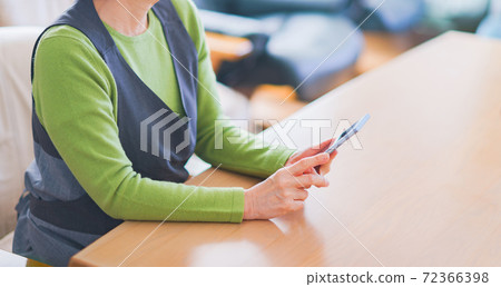 Seniors, elderly women, Japanese [active seniors] who master smartphones to prevent blurring (dementia countermeasures) 72366398
