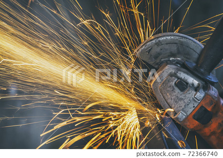 Cutting metal with angle grinder Cutting metal with angle grinder 72366740