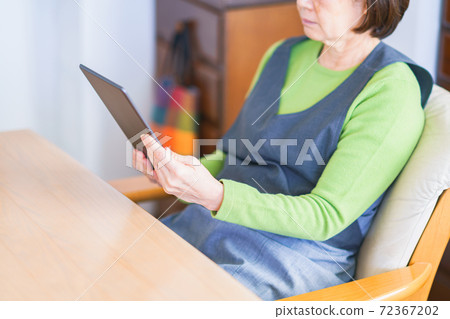 View tablet device Senior woman [Senior life] 72367202