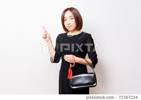 一個女人穿著哀悼的衣服,指向一個點 一個女人穿著哀悼的衣服,指向一個點 72367234