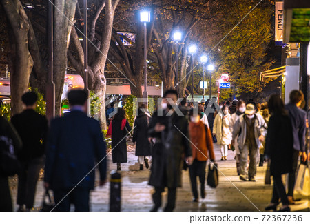 Tokyo cityscape of Japan Corona-stricken Tokyo Omotesando (tree-lined road full of masks) = December 10, 2020 Tokyo cityscape of Japan Corona-stricken Tokyo Omotesando (tree-lined road full of masks) = December 10, 2020 72367236