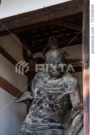 在秋天的天空中發光的奈良法隆寺的中央門 在秋天的天空中發光的奈良法隆寺的中央門 72368056