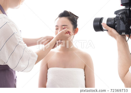 美麗的年輕女子的嘴唇化妝品形象 美麗的年輕女子的嘴唇化妝品形象 72369733