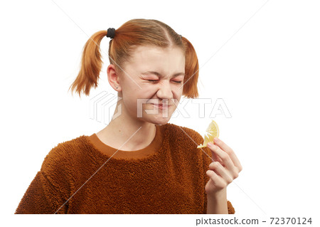 girl eats lemon girl eats lemon 72370124