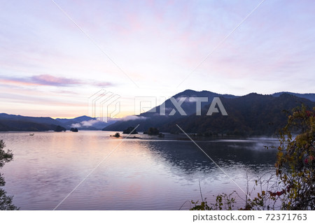 Fukushima Prefecture Urabandai, Five Colored Lakes in Autumn, Lake Akimoto at Dawn Fukushima Prefecture Urabandai, Five Colored Lakes in Autumn, Lake Akimoto at Dawn 72371763