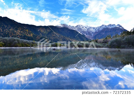 Autumn leaves of Kamikochi 72372335
