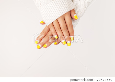 Manicure in trendy colors of 2021 72372339