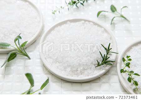 鹽和草藥白色背景材料 72373461
