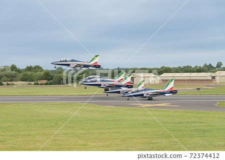意大利空軍Frecce Tricolori編隊起飛 72374412