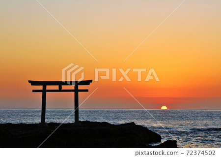 Ibaraki Prefecture Oarai Shrine and the dawn sun Ibaraki Prefecture Oarai Shrine and the dawn sun 72374502