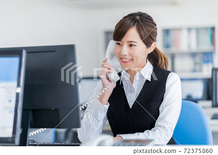 呼叫在辦公室的年輕商業女人 呼叫在辦公室的年輕商業女人 72375860