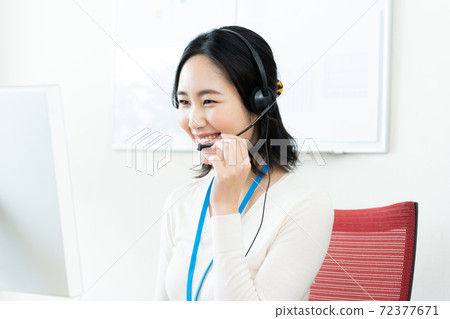 一名女子在呼叫中心工作 72377671