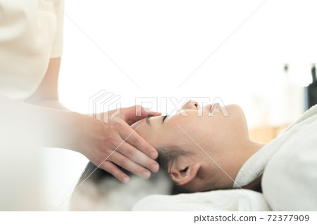 放鬆與秀麗治療的婦女 放鬆與秀麗治療的婦女 72377909