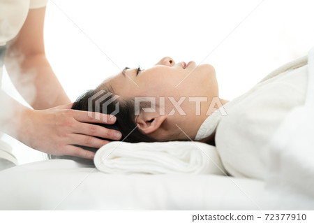 放鬆與秀麗治療的婦女 放鬆與秀麗治療的婦女 72377910
