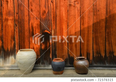 在木牆前排隊的花瓶 72378315