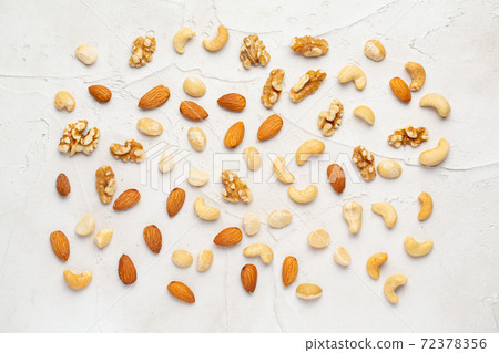 Mixed nuts (almonds, cashews, walnuts, macadamia nuts) Mixed nuts (almonds, cashews, walnuts, macadamia nuts) 72378356