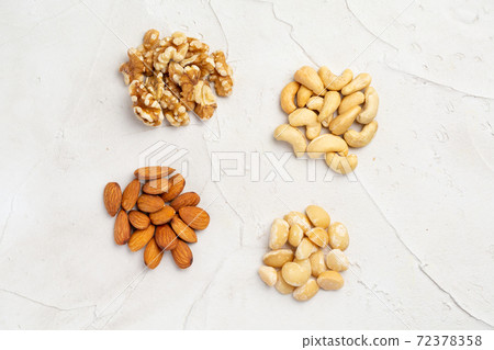 Mixed nuts (almonds, cashews, walnuts, macadamia nuts) 72378358