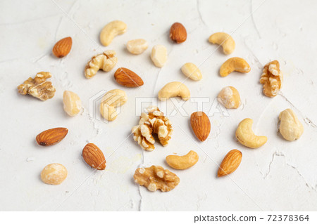 Mixed nuts (almonds, cashews, walnuts, macadamia nuts) 72378364