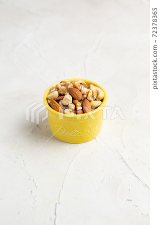 Mixed nuts (almonds, cashews, walnuts, macadamia nuts) 72378365