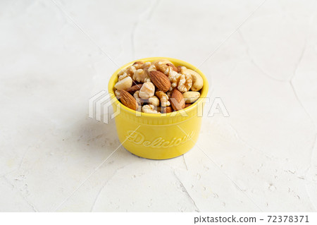 Mixed nuts (almonds, cashews, walnuts, macadamia nuts) 72378371