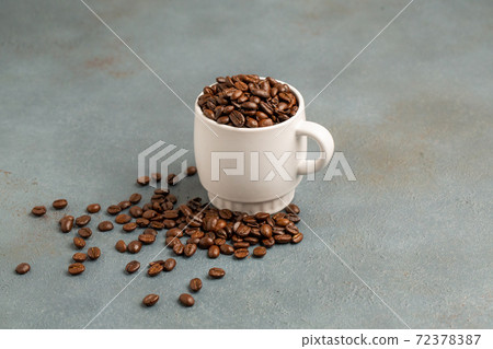 Coffee beans and mugs 72378387