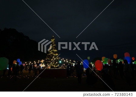 Christmas tree and sky lantern 72380143