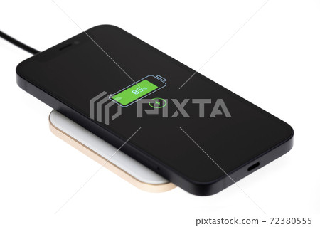 qi非接觸充電的圖像靠近屏幕 72380555