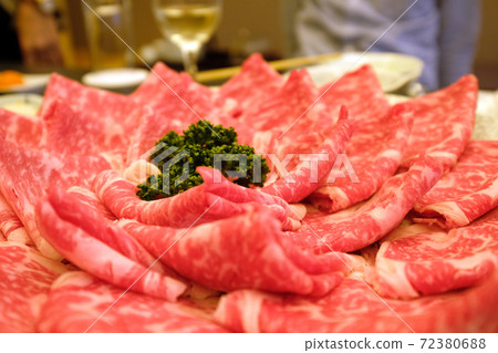 牛肉sha鍋肉和人物放在盤子上 牛肉sha鍋肉和人物放在盤子上 72380688