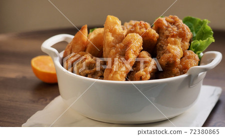 Fried chicken in a ceramic bowl Fried chicken in a ceramic bowl 72380865