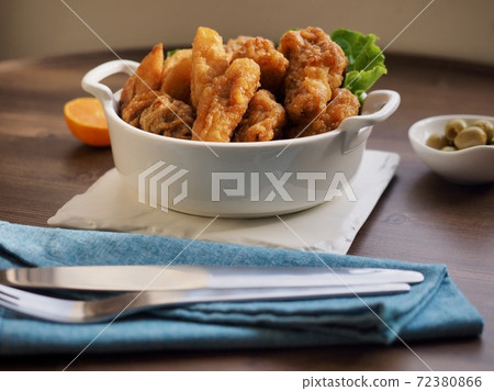 Fried chicken in a ceramic bowl 72380866