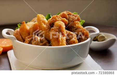 Fried chicken in a ceramic bowl 72380868