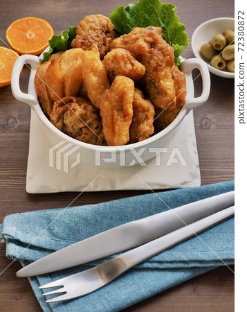 Fried chicken in a ceramic bowl Fried chicken in a ceramic bowl 72380872