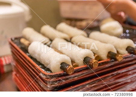 Akita's local cuisine, making kiritanpo 72380998