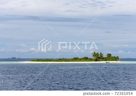 A view of a small Maldives island in the Indian ocean 72381054