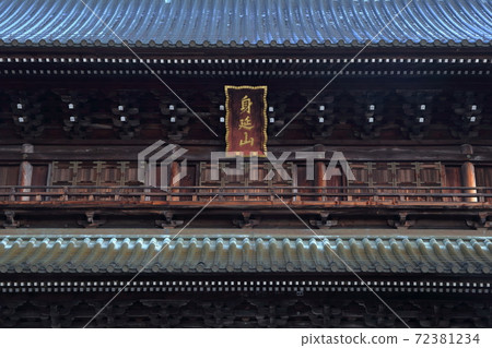 One of Japan's leading gates up (Sanmon, Nichiren Sect Headquarters, Minobuyama Kuonji, Yamanashi Prefecture) 72381234