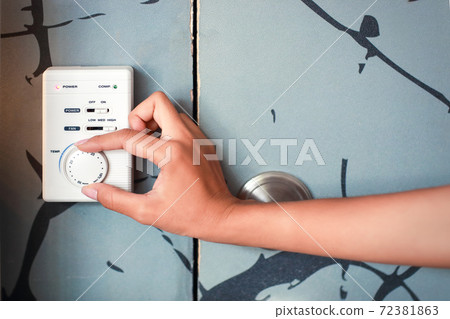 woman hand using thermostat woman hand using thermostat 72381863