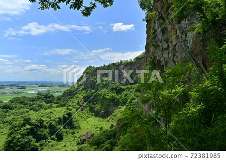 Iwafuneyama quarry site and Mt. Tsukuba Iwafuneyama quarry site and Mt. Tsukuba 72381985