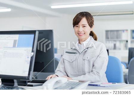 在公司工作的年輕女子 在公司工作的年輕女子 72383065
