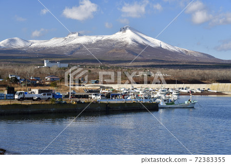 在初冬拍攝北海道神戶町本別漁港的風景 72383355