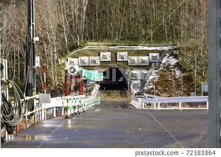 在初冬時拍攝了北海道新幹線渡島隧道(神見二見)在北海道八雲町村的風景 在初冬時拍攝了北海道新幹線渡島隧道(神見二見)在北海道八雲町村的風景 72383864