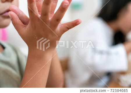 younger, hand, baby boy 72384085