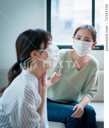 一個抱怨喉嚨痛的朋友 72384108