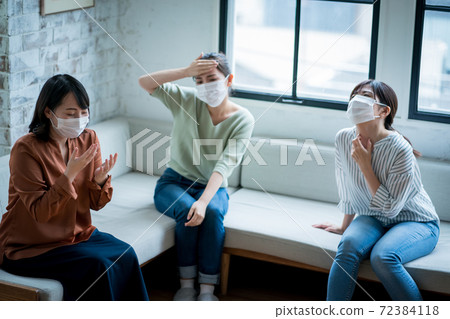 一位女士抱怨身體狀況 72384118